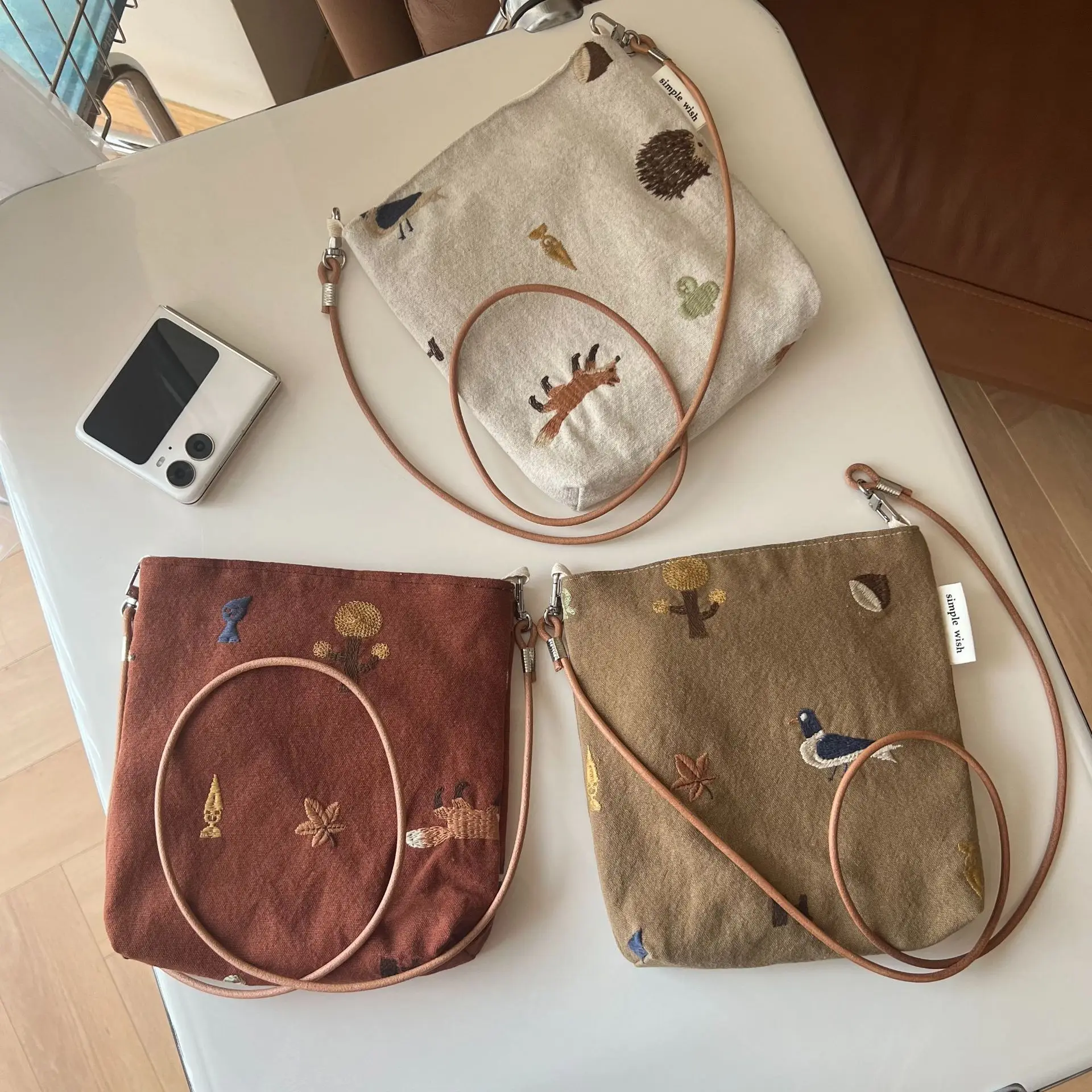 Retro Artistic Canvas Crossbody Bag with Embroidered Small Animal Motifs – Compact and Lightweight Phone Pouch for Strolling