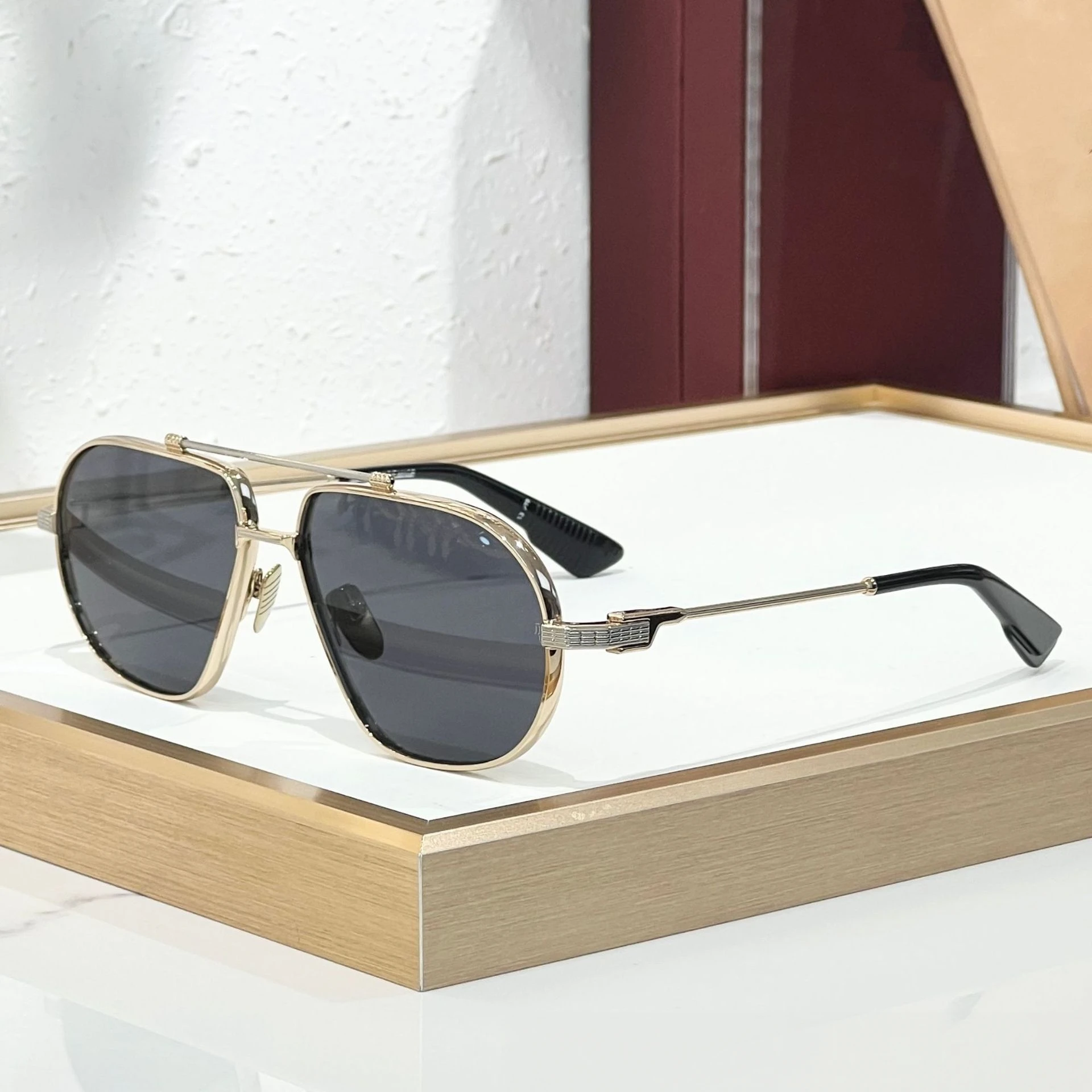 HOLLYWOOD Sunglasses Men Women,Vintage Aviator Gold Shades,UV400 Protection,Metal Frame,Ideal For Daily Outings