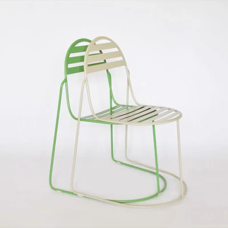 Mesas e cadeiras de uma peça, cadeiras de ferro forjado na base de acampamento do parque