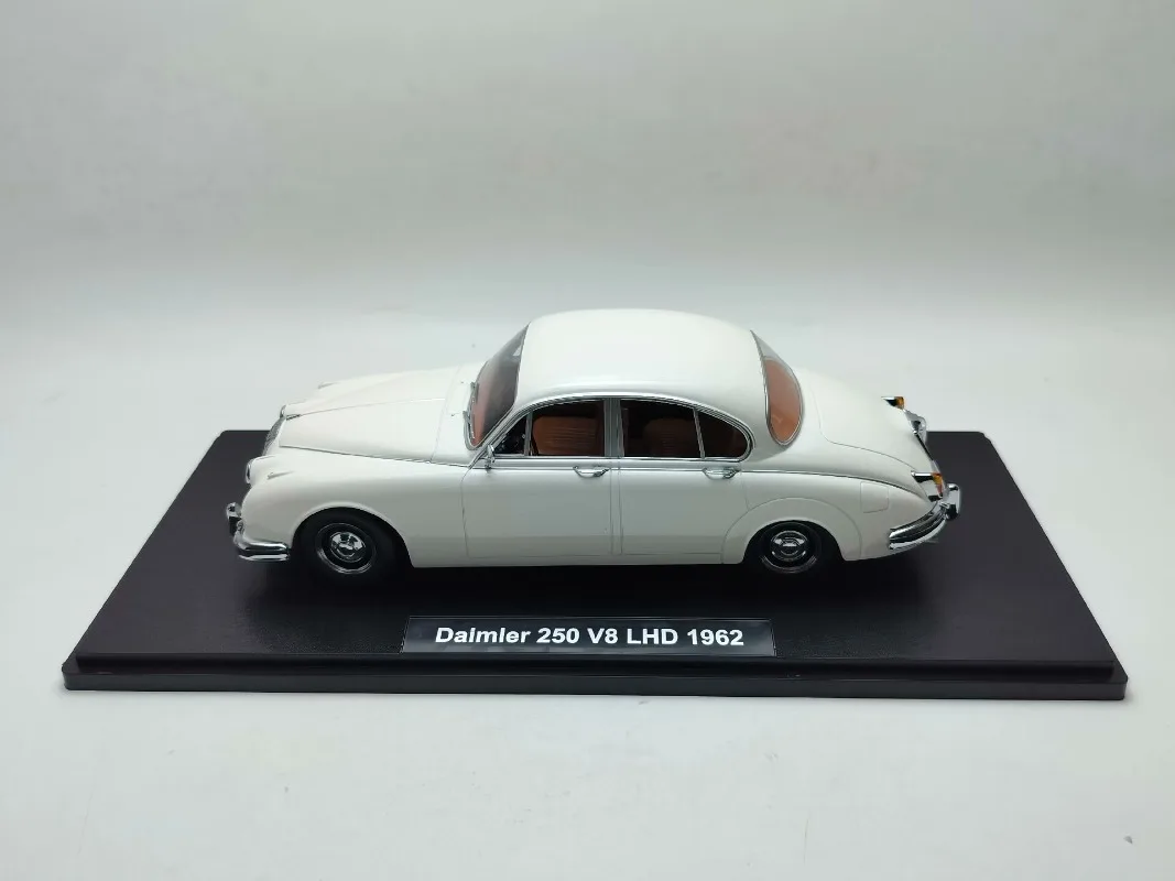 KK دييكاست 1/18 مقياس جاكوار سبيكة نموذج سيارة جاكوار ديملر 250 V6MKII 3.8LHD الأبيض اللعب المركبات لعب لصبي هدية الصندوق الأصلي