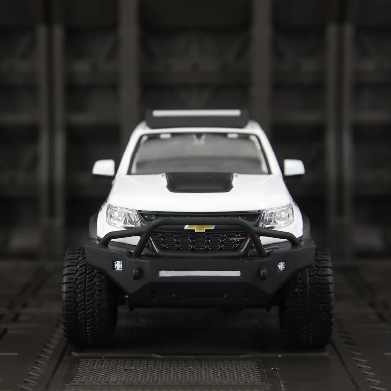 

Maisto 1:27 Модель пикапа Chevrolet Colorado ZR2 2017 года, литая, статическая, коллекционная, с открывающимися дверями