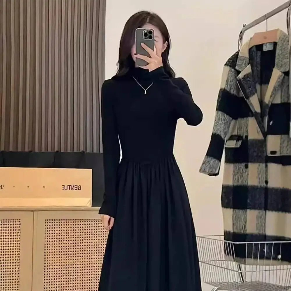 Nowa, ekskluzywna czarna sukienka damska na jesień i zimę 2025, długa, do noszenia pod spód, stylizacja z nutą elegancji.