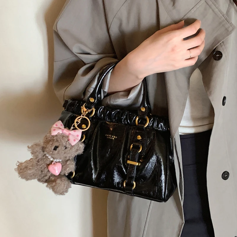 حقيبة سحابة نسائية ذات ثنيات ذات علامة تجارية جديدة راقية فاخرة بلون واحد حقائب يد مصممة للترفيه حقيبة كروس للركاب مع قلادة