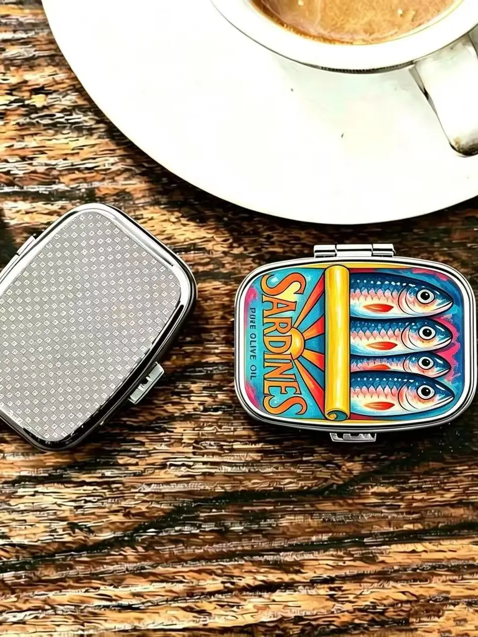 Retro Sardinen-Dosen-Design Metall-Pillendose, Tragbare 2-Fach Reise-Pillenbox für Vitamine & Medikamente