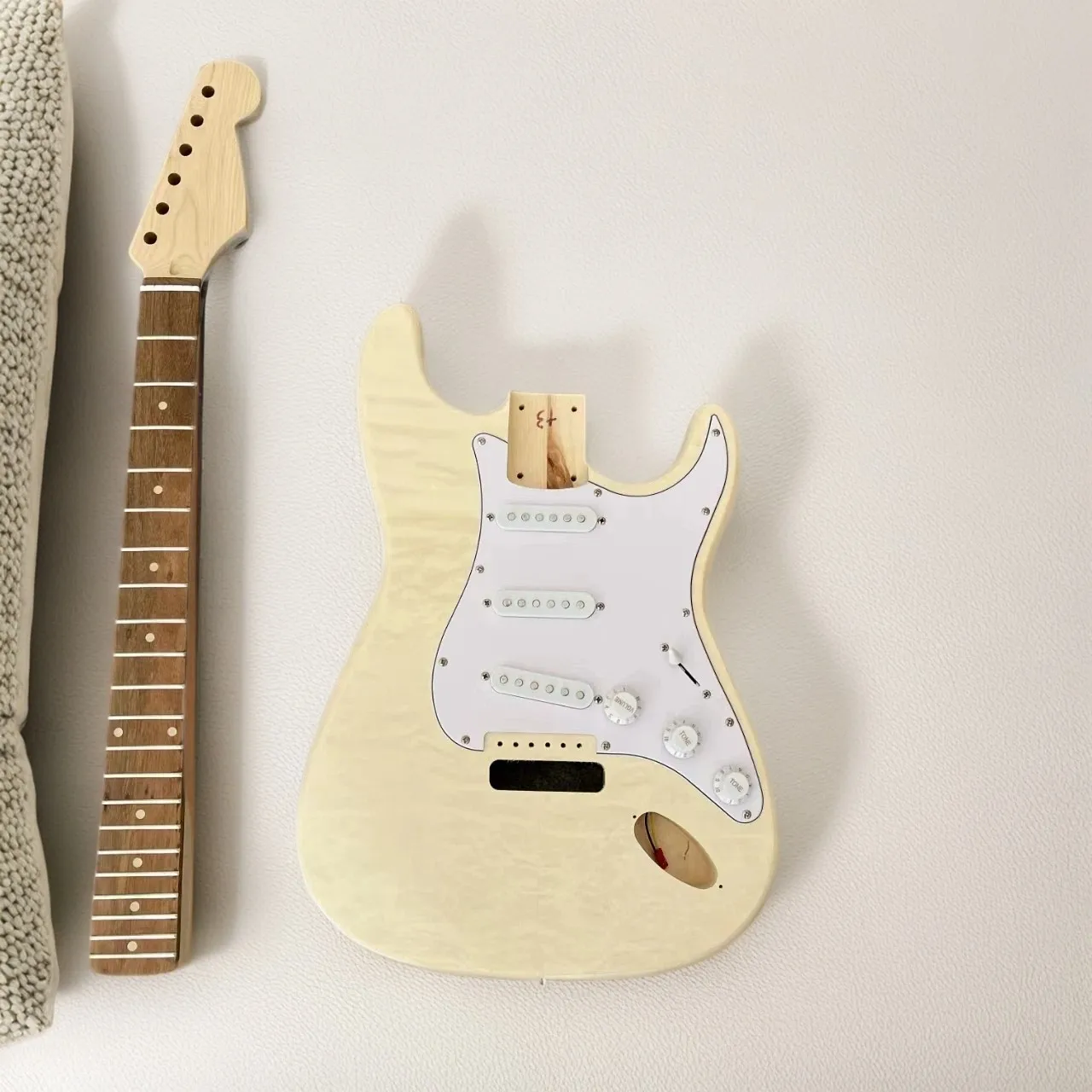 

DIY Electric Guitar Kits,ST,Unfinished,S-S-S Pickup,water ripple veneer,Basswood Body,Rosewood Fingerboard,Custom Guitarra