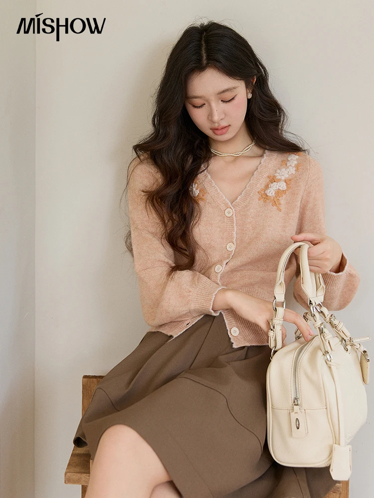 

Женский вязаный кардиган MISHOW с цветочной вышивкой, весна 2026, с V-образным вырезом, повседневный укороченный топ, элегантный приталенный вязаный свитер MXF11Z2917