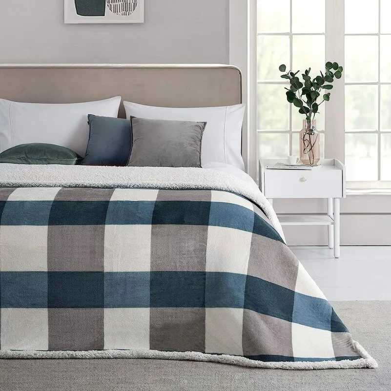 Double‑Layer Thickened Lamb Fleece Throw Blanket, Modern Stripe Pattern Polyester Air‑Conditioning Nap Blanket, Soft Cozy Holida