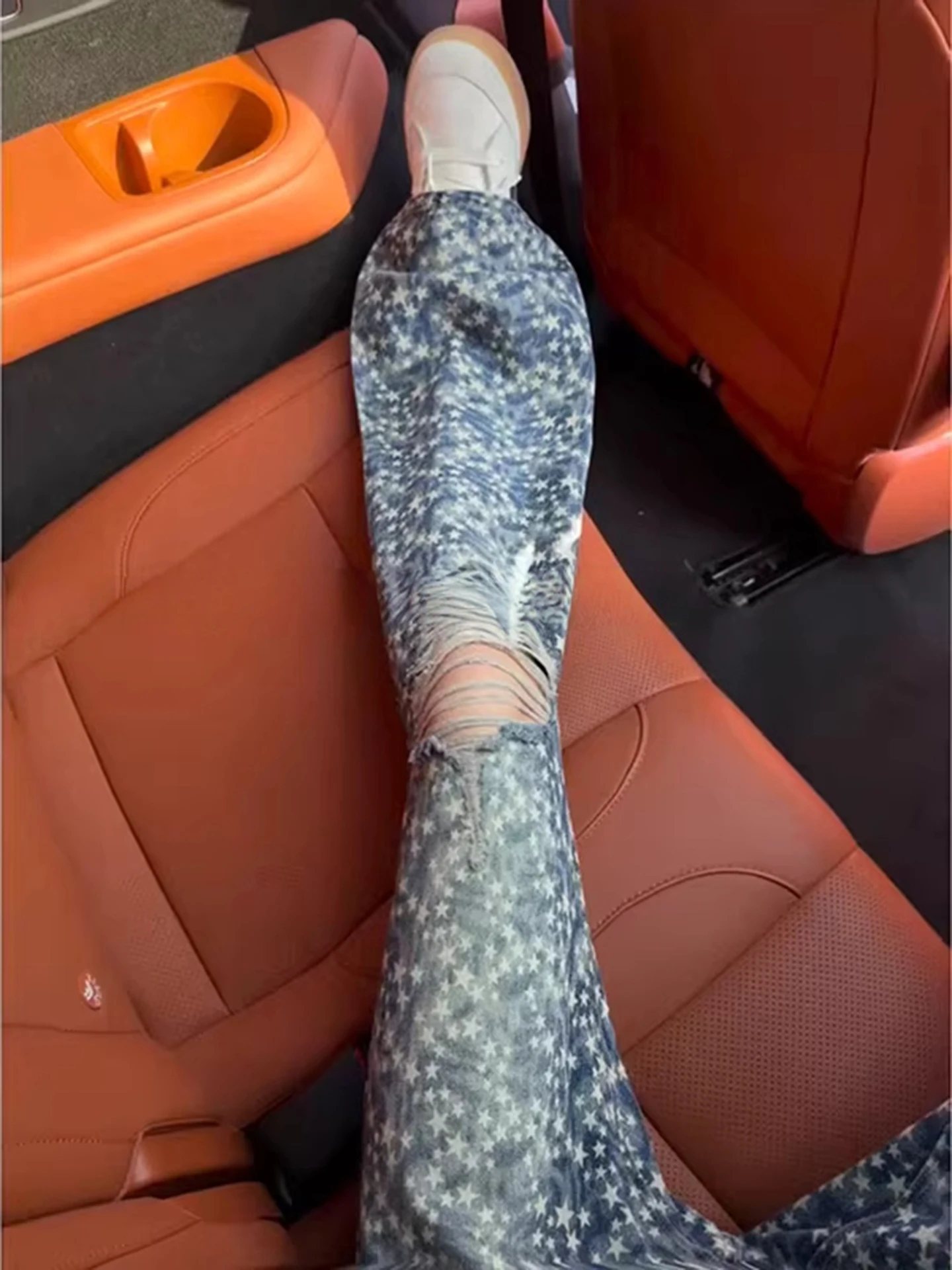 

Мужские джинсы с принтом звезд и дырками, дизайн в американском стиле, прямые брюки с легким клешем, уличный стиль, повседневная одежда, весенний сезон