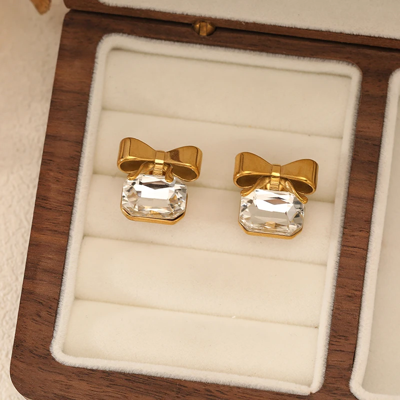 EILIECK Goldener Edelstahl-Schmuckset mit Schleife und Funkelnden Kristallen: Halskette, Armreif, Ohrringe, Ring - Trendiger Schmuck für Frauen als Geschenk – Detail 13