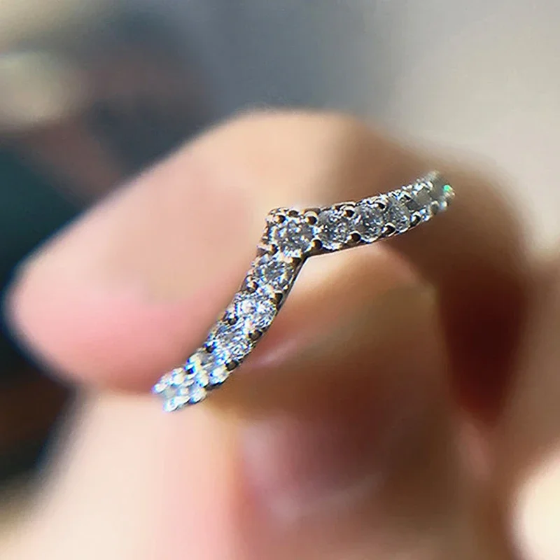 Huitan Schlichte, stilvolle V-förmige Ringe für Frauen mit glänzenden kubischen Zirkon-Charms, funkelnde, zarte Accessoires, schicker Partyschmuck
