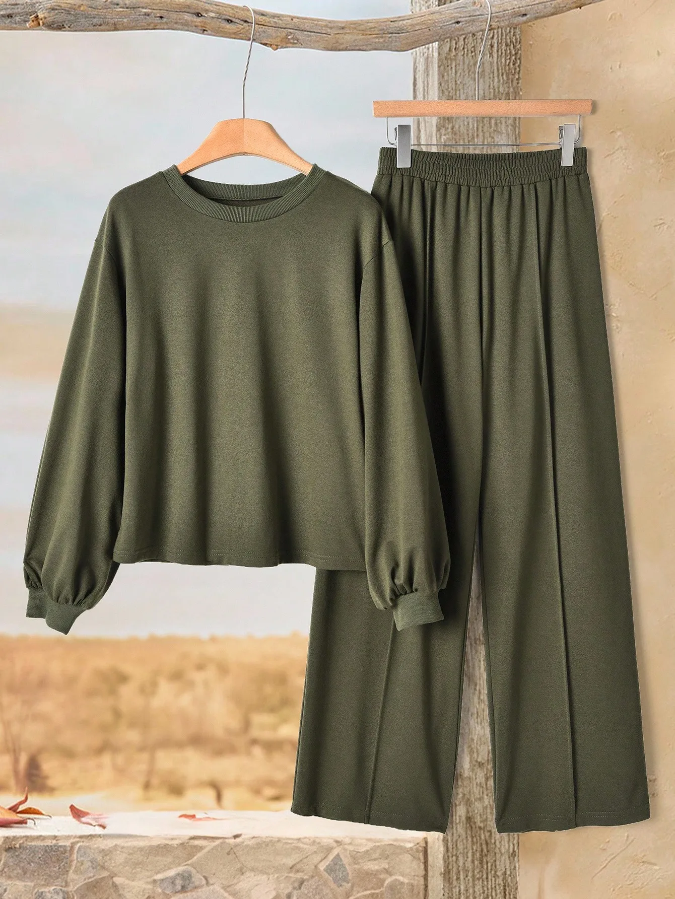

Женский повседневный комплект из двух предметов цвета оливковый: топ с длинным рукавом и брюки с широкими штанинами, удобная домашняя одежда