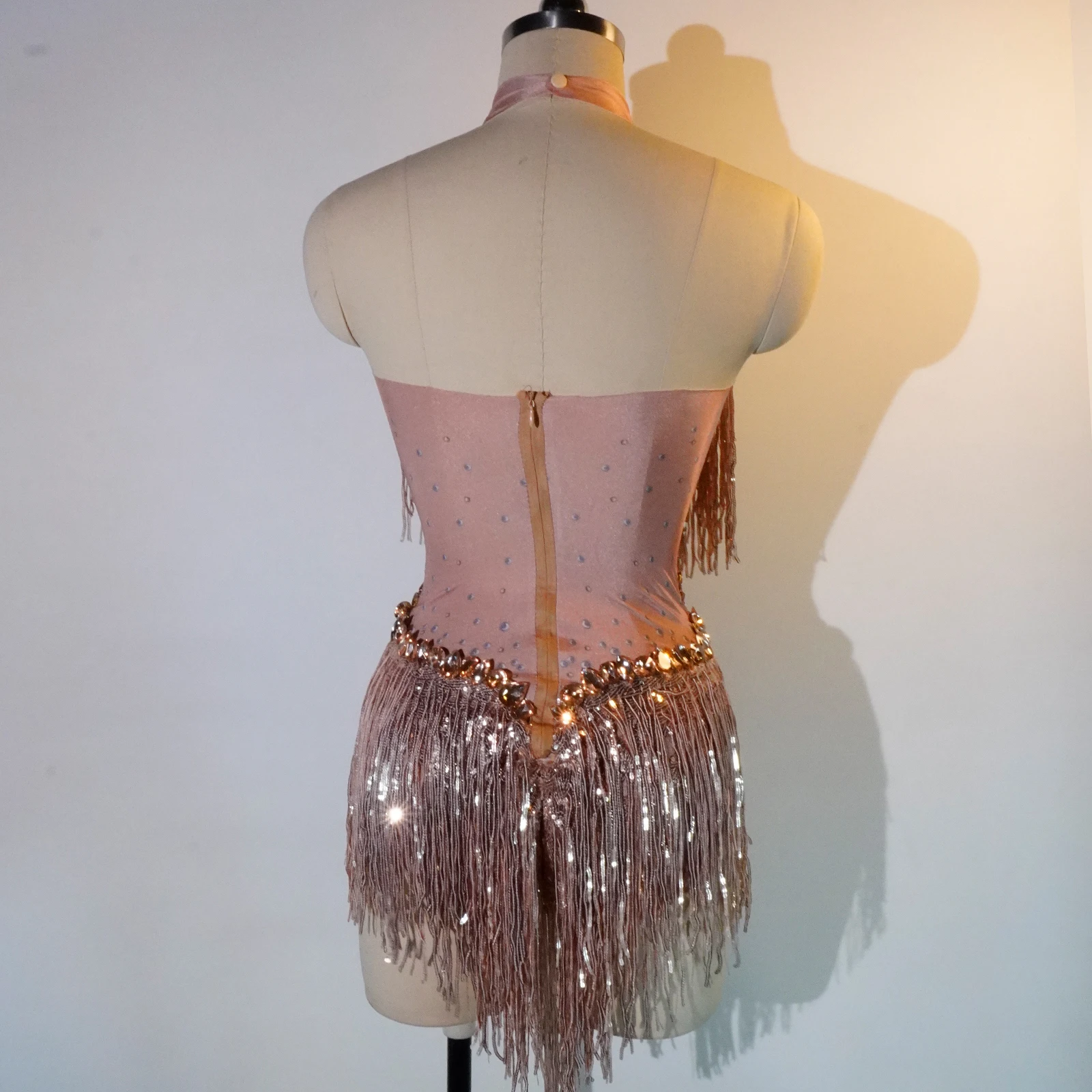 Новейший блестящий ярко-розовый комбинезон с кристаллами и блестками и кисточками для женщин, сексуальный костюм с открытой спиной для танцев, ночного клуба, танцовщицы, сценический костюм