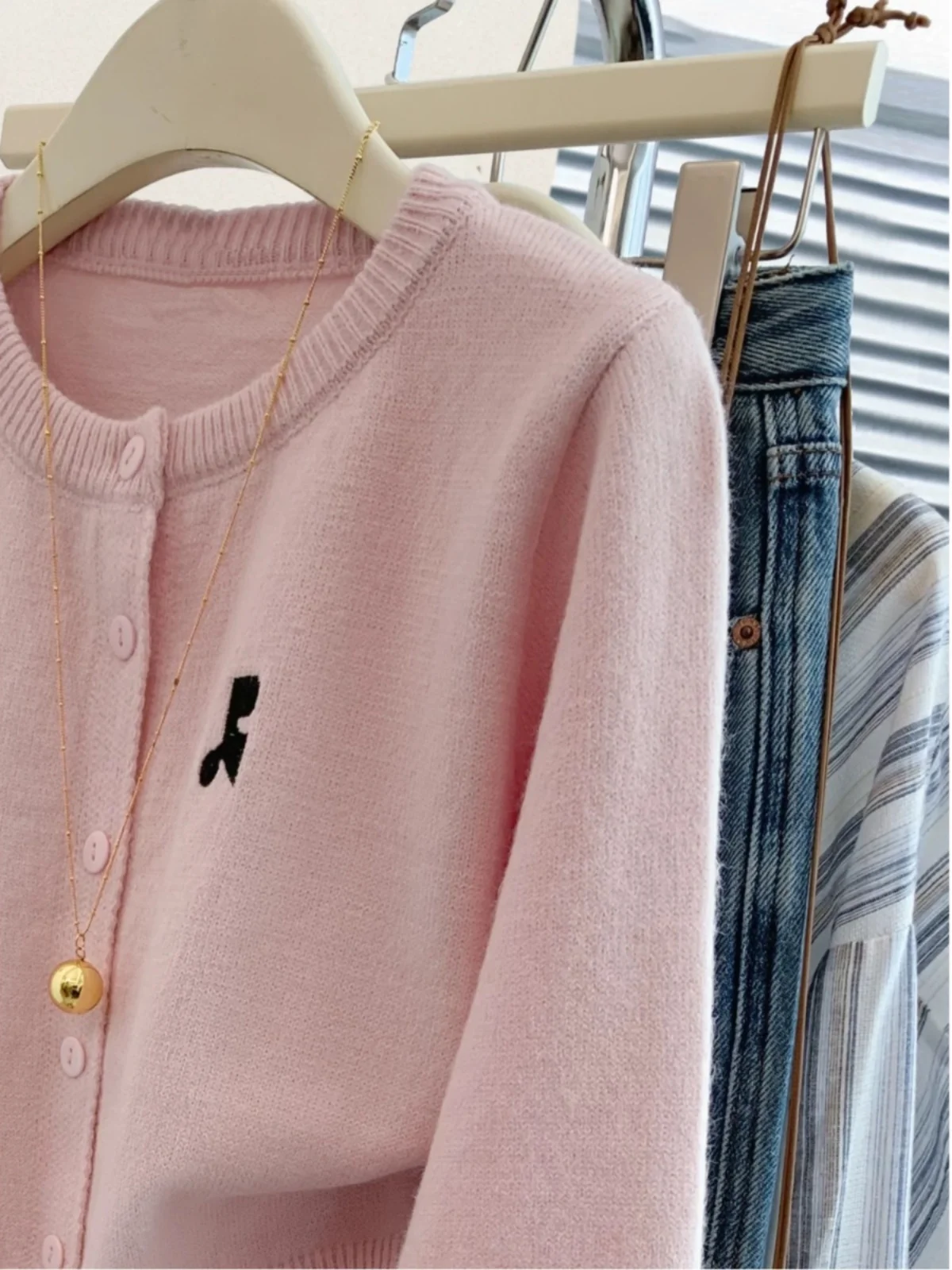 เสื้อสเวตเตอร์สไตล์เกาหลีสำหรับต้นฤดูใบไม้ร่วง  แบบปักตัวอักษร  สีพื้น  รัดเอว  แขนยาว  ถักแบบเปิด...