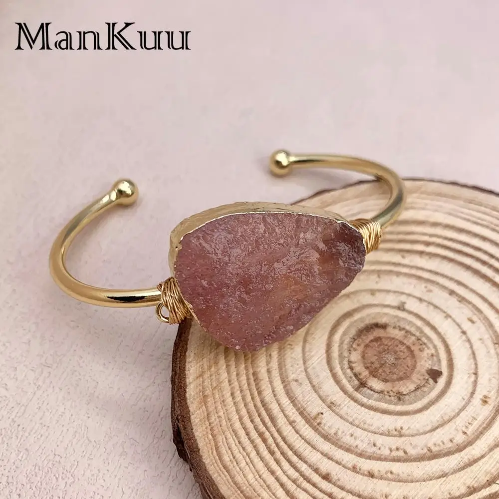 

Mankuu Fashion Jewelry Healing Crystal Hand Winding Irregular Natural Strawberry Quartz Gold Plated Charm Bracelet For Women