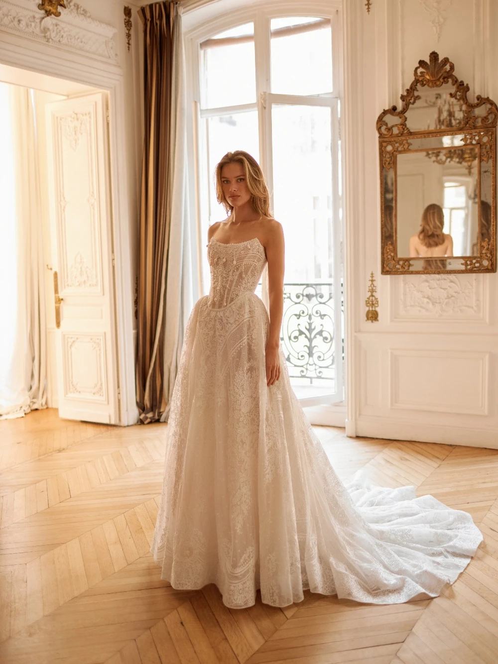 Luxury Strapless Lace Pearls Wedding Dress Ball Gown Bridal Gown With Train Vintage Elegant Corset Custom Fit For Bride