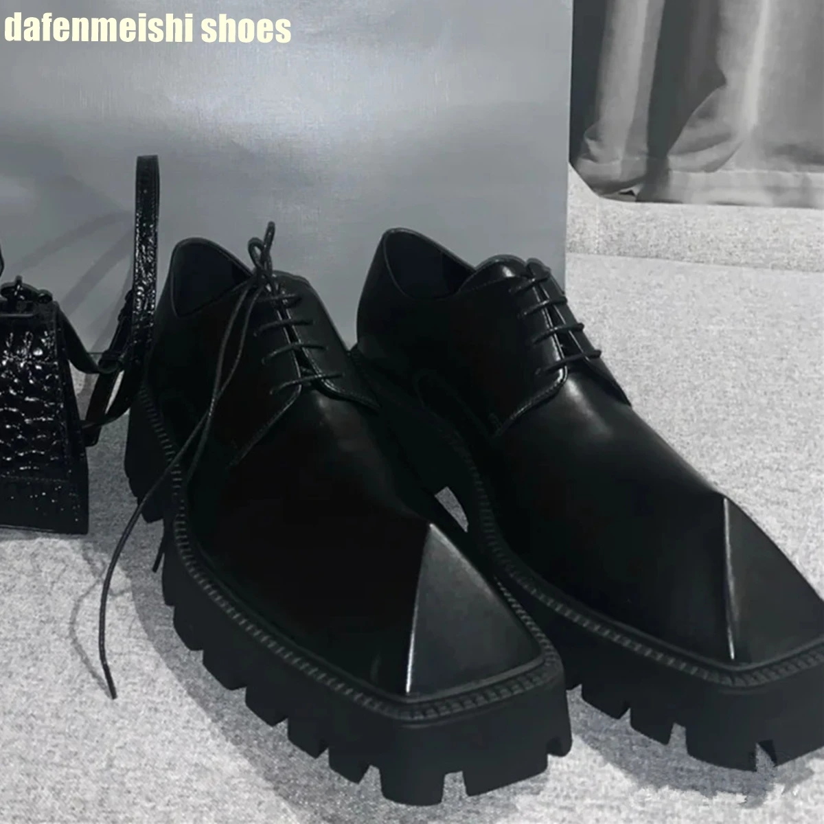 Scarpe in vera pelle con plateau in corno di rinoceronte per donna Scarpe moda con punta quadrata con lacci neri 2025 Nuove scarpe derby novità