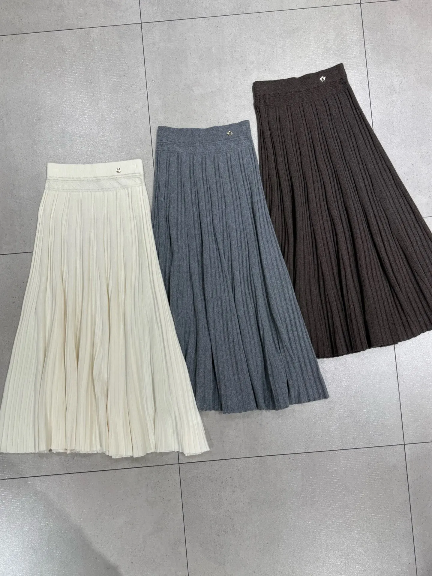2026 Women's Autumn High-Waisted Ribbed Cashmere A-Line Midi Skirt