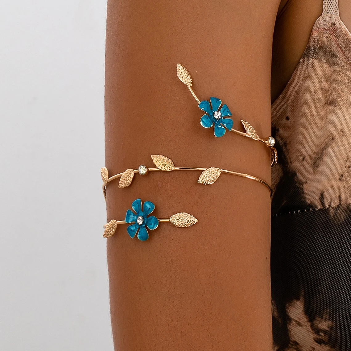 حزام يد نسائي على شكل زهرة كرمة ستيريو وألوان متعددة للاختيار من بينها. حزام الذراع مناسب للارتداء اليومي والعطلات #3