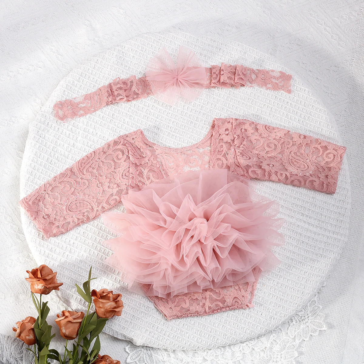 Ylsteed 2-teiliges Set, staubiger rosa Spitzen-Strampler für Neugeborene für Fotoshootings, flauschige Mesh-Spitzen-Fotografie-Outfits mit Stirnband – Detail 3