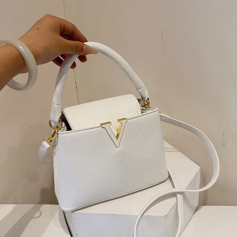 ​ ​ Минималистичная женская сумка V-образной формы 2025 года, модная большая сумка с регулируемым ремешком, повседневная сумка через плечо ​ ​