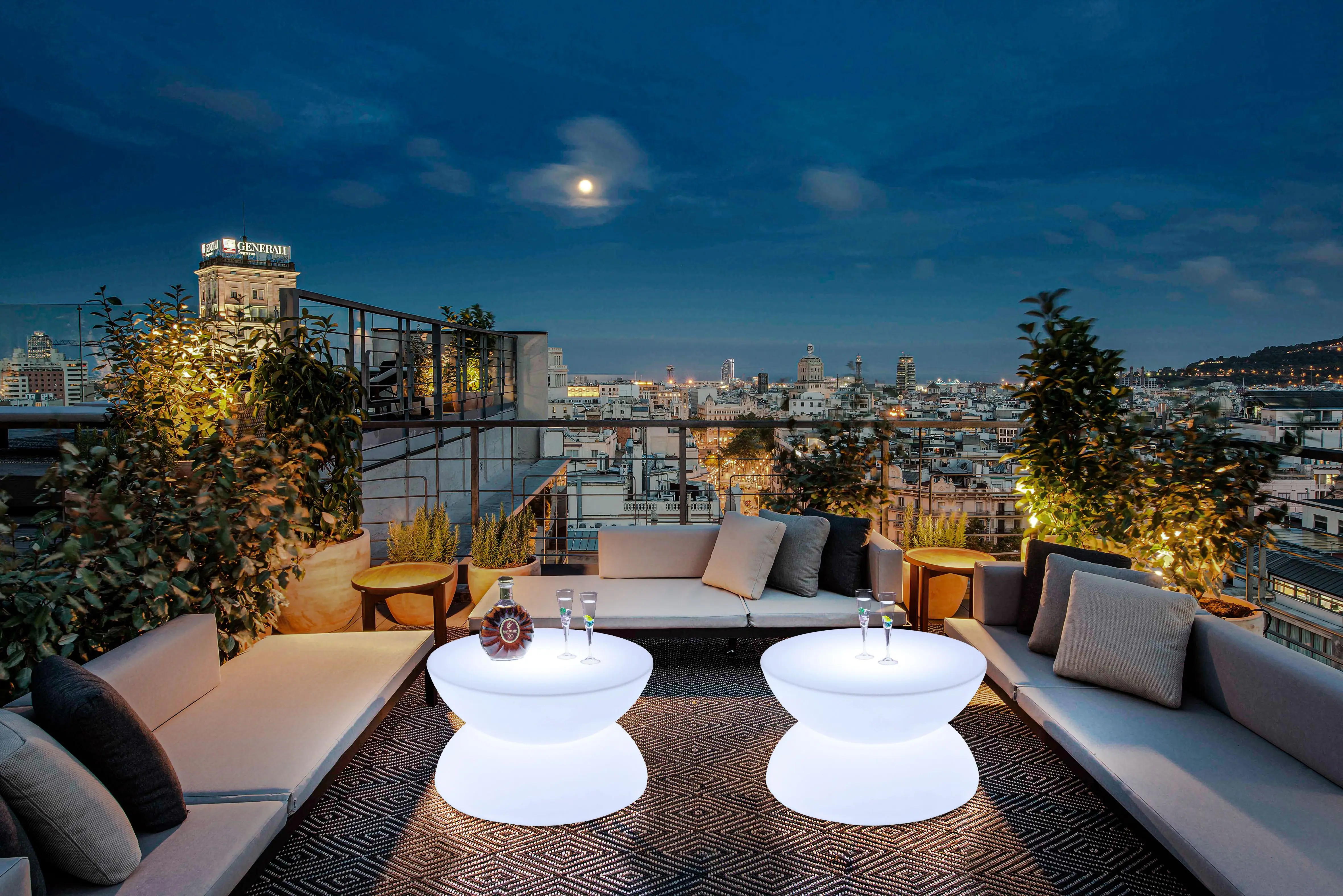 LED-Bar-Esstisch, dekorativer Sanduhr-förmiger Terrassentisch, tragbare Couchtische für den Innenhof, mit Wasserdichtigkeit