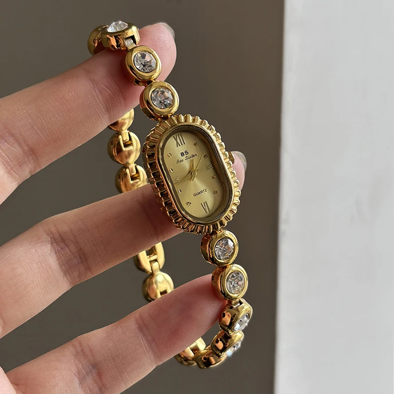 Elegant women's wristwatch, vintage-style women's watch, small dial oval watch, quartz watch, retro small gold watch.