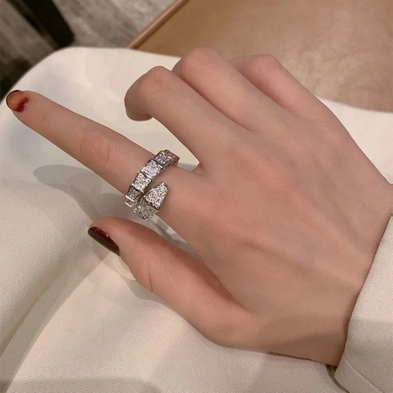 Anillos con forma de serpiente, anillo ligero de lujo de Color plateado a la moda para mujer, anillo de regalo con dedo índice abierto delicado, joyería de boda