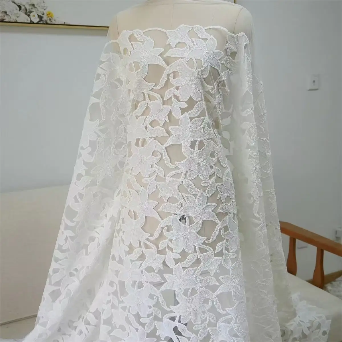 

2025 Summer fresh wedding dress fabric lace width 130cm sold by size with sequins and flowers sell by yard