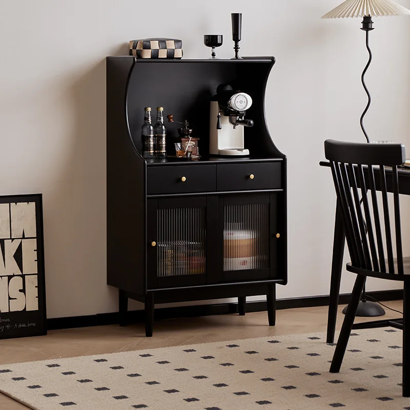 

Обеденный боковой шкаф из массива дерева у стены. Встроенный шкафчик. Боковой шкаф для кухни, гостиной. Бытовой чайный шкаф.