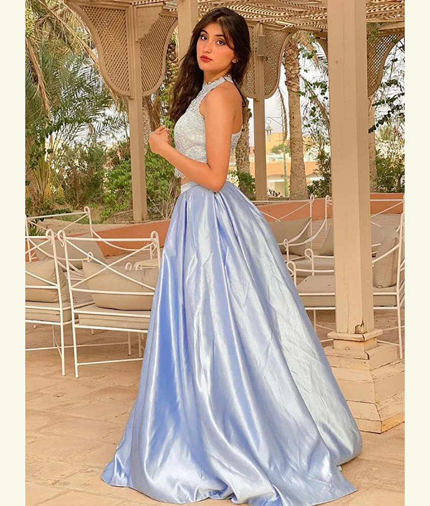 ชุดราตรีผ้าซาตินทรงเอไลน์แต่งลูกไม้แบบสั่งตัดพิเศษ คอทรงโอ แขนกุด ยาวกรอมพื้น ให้ลุคสง่างาม