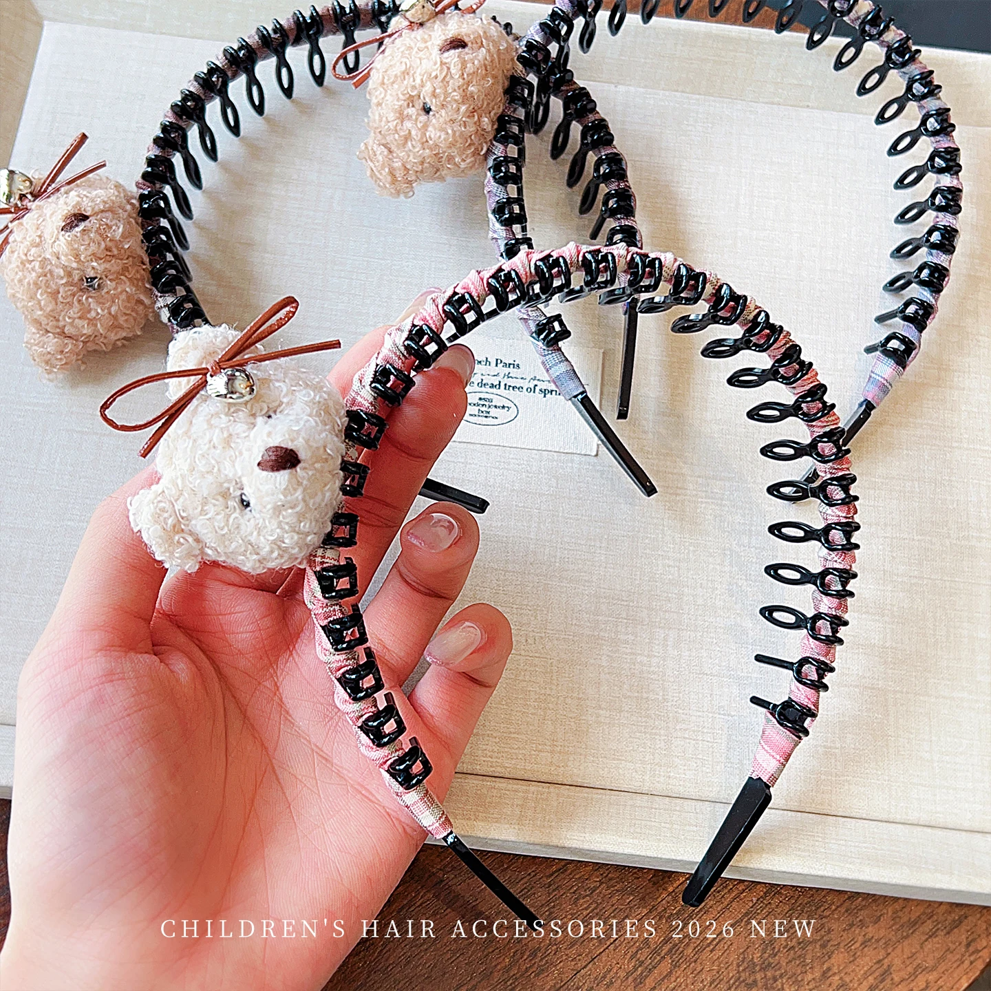 Niedliches 3D-Plüschbären-Kinder-Stirnband, rutschfest, mit gezackten Zähnen, stoffbezogener Haarreif, Schleifenglocken-Dekor, süßes Haarband für Kleinkindermädchen. – Detail 6