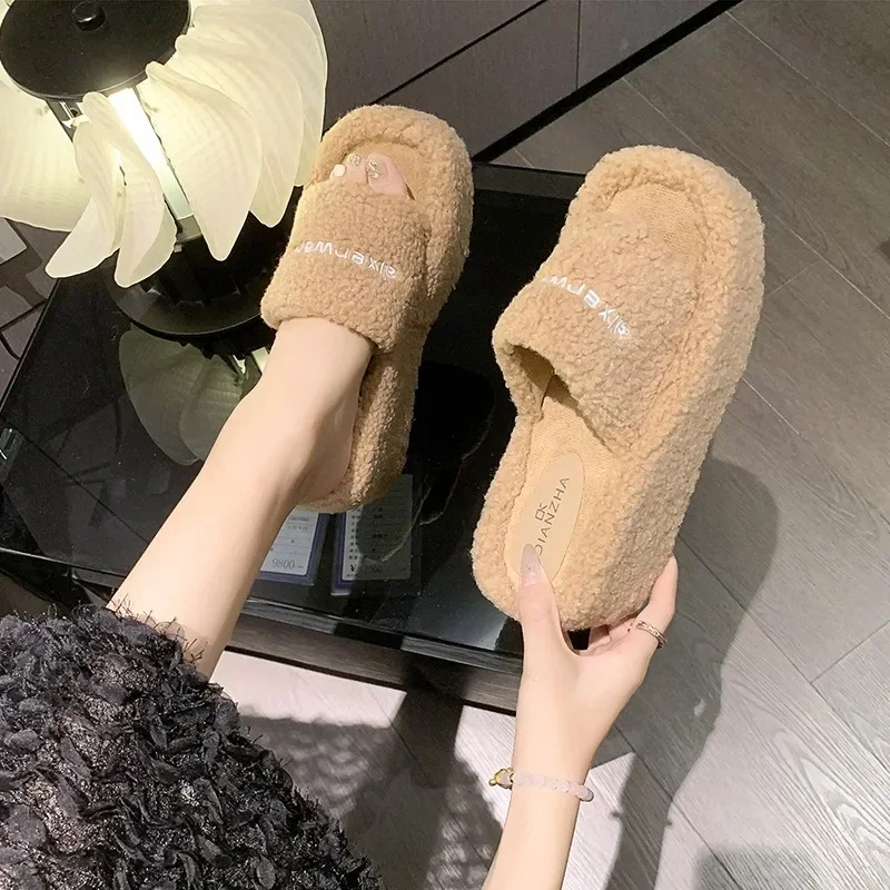 Autunno e inverno fuori stagione che indossa pantofole in peluche con tacco inclinato per le donne Pantofole in cotone Matsuke con suola spessa di