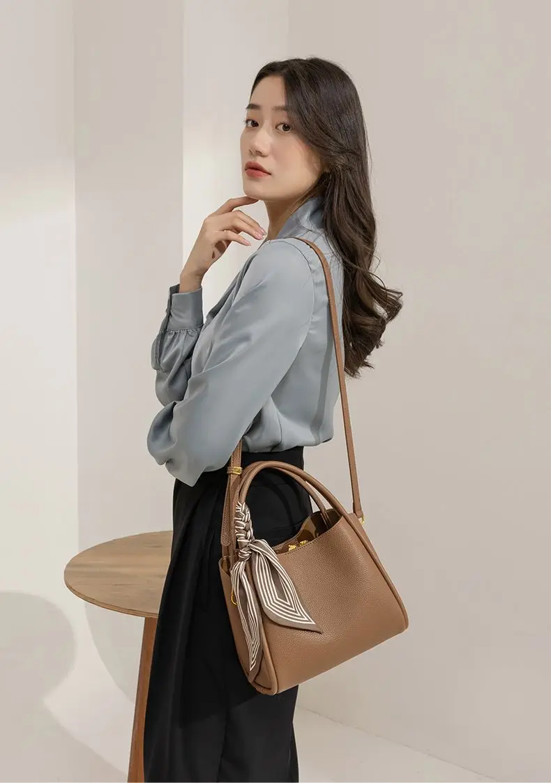 Handheld Bucket Bag Fashionable Temperament Versatile and High-End Middle-Aged Women's Crossbody Bag