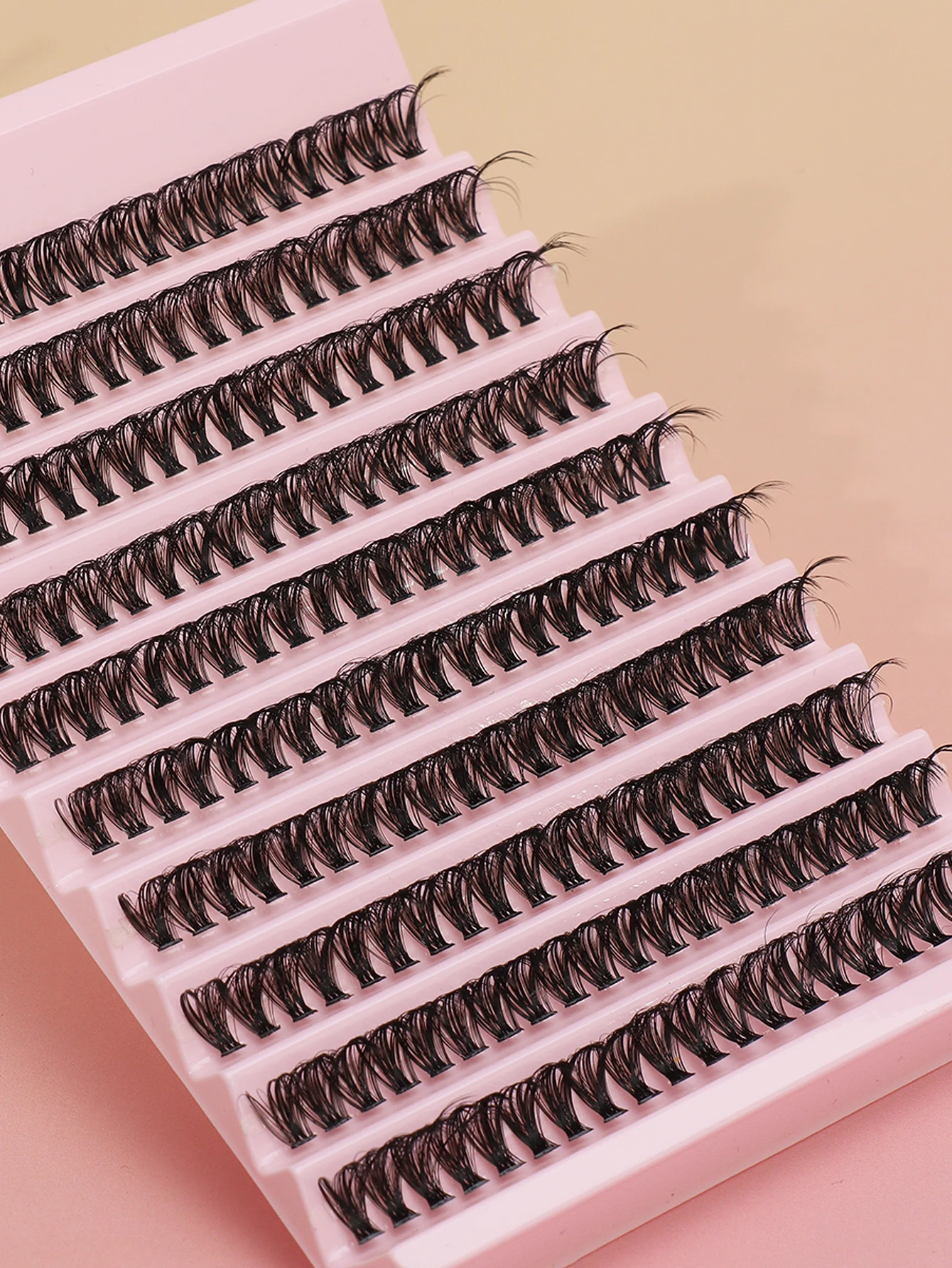 8-13mm single 200 clusters of natural false eyelashes are suitable for parties, nightclubs, daily work meetings and other occasions. They are fluffy and soft, creating messy but dramatic 3D mink eye makeup, multi-layer eye black, short and thick extension