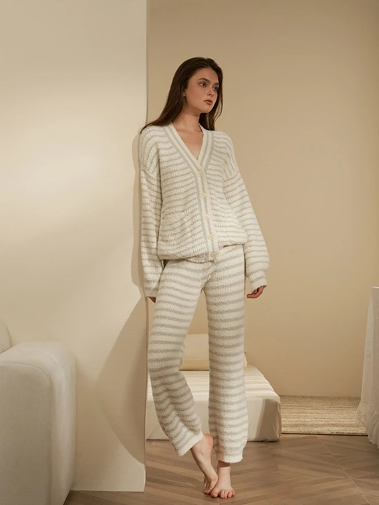 

2024 Autumn Winter New Pajamas Women's French-Style Striped V-neck High-End Coral Fleece Loose Outer Wear Home Clothes