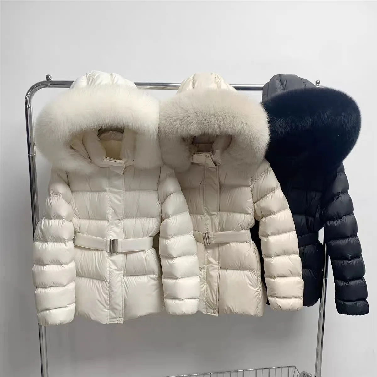 เสื้อแจ็คเก็ตขนเป็ดแท้ 90% สีขาว แจ็คเก็ตขนเป็ดหนานุ่ม อุ่นสบาย มีเข็มขัดรัดเอว เสื้อโค้ทแบบเย็บติดกันสำหรับผู้หญิง มีฮู้ด ปกขนสัตว์ อุ่นสบาย เหมาะสำหรับใส่ในฤดูหนาว