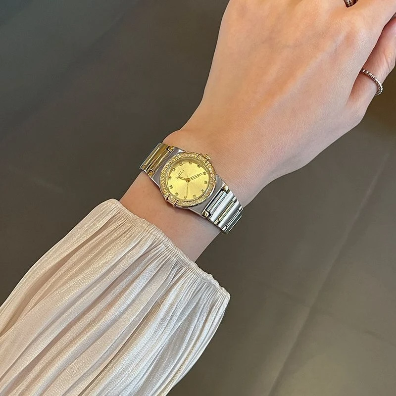 2025 جديد ضوء فاخر المتخصصة أنيقة السيدات ساعة الماس أنيق الراقية حزام ناقل من الفولاذ الاتجاه عادية ساعة كوارتز هدية عيد ميلاد