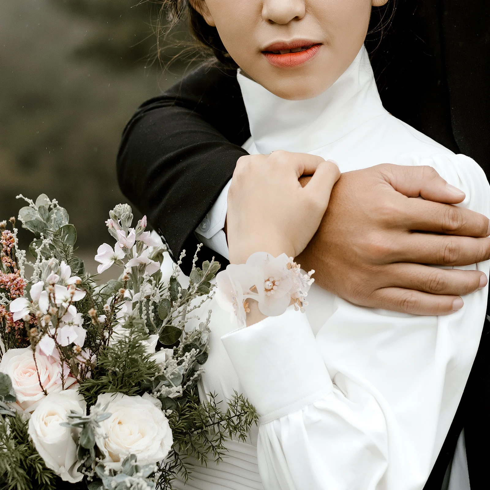 

Cloth Wedding Wrist Flower Beads Decorative Wristband for Bride Bridesmaid Party Elegant Wrist Corsage
