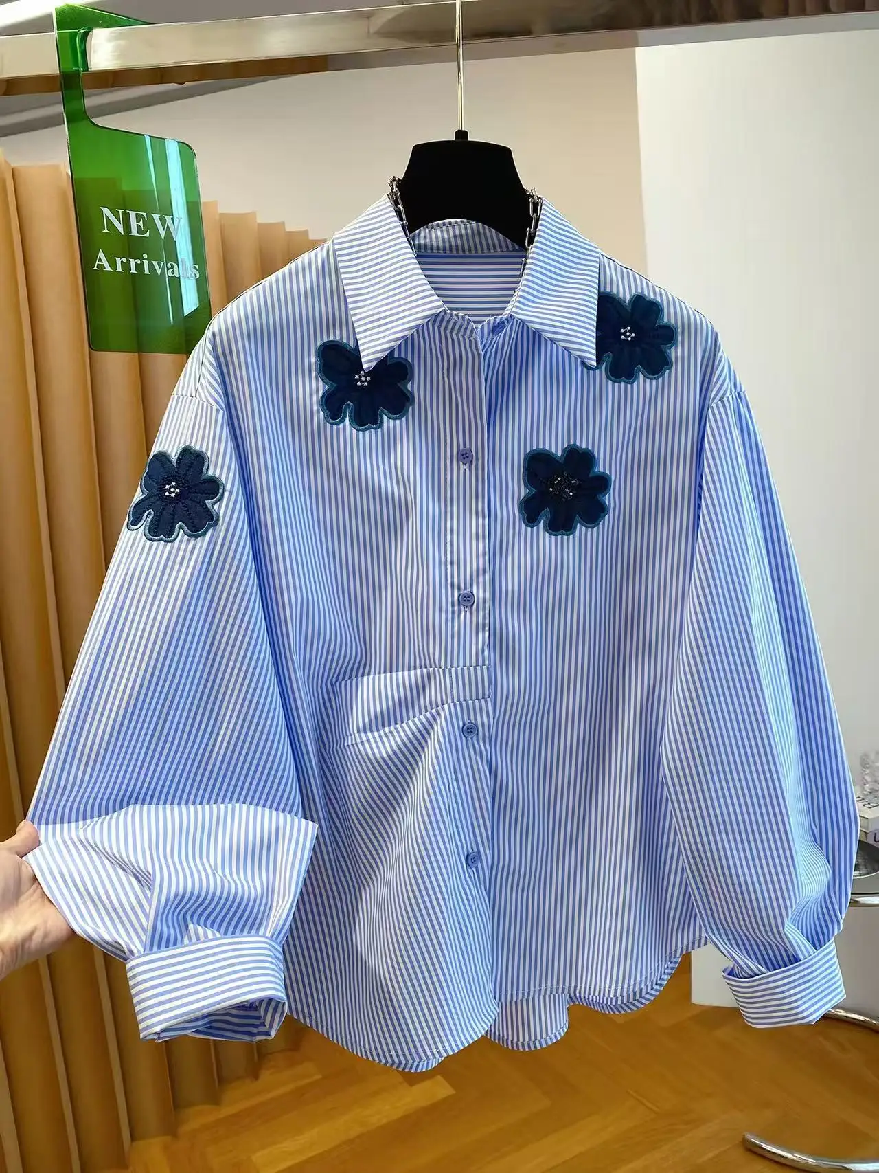 

Новая осенняя женская рубашка-кардиган с синими полосками и цветочной вышивкой, воротник поло, на одной пуговице, с длинным рукавом, свободного кроя, для офиса