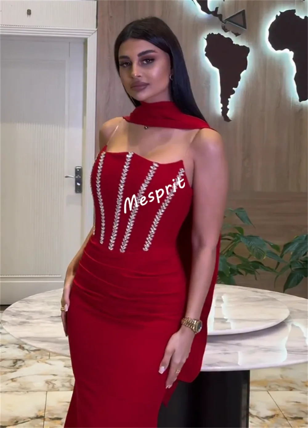 ชุดเดรสยาวทรงเมอร์เมดแบบไร้สายประดับคริสตัลสั่งตัดพิเศษสำหรับโอกาสพิเศษ ชุดราตรีผู้หญิงสุดหรูสำหรับงานปาร์ตี้