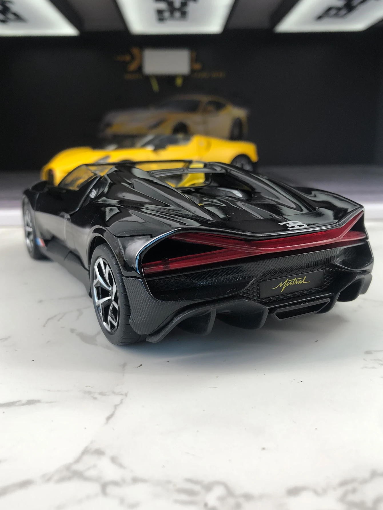TSC 1:24 simulation zinc alloy Bugatti Mistral model car, static ornament, metal collectible gift car
