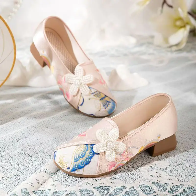

Новые женские туфли с вышивкой на блочном каблуке, свободные туфли Cheongsam на мягкой подошве в этническом стиле с круглым носком и неглубоким носком