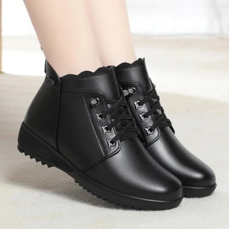 أحذية ثلج سميكة مبطنة بالصوف مريحة أحذية قطنية دافئة جديدة أحذية نسائية قصيرة