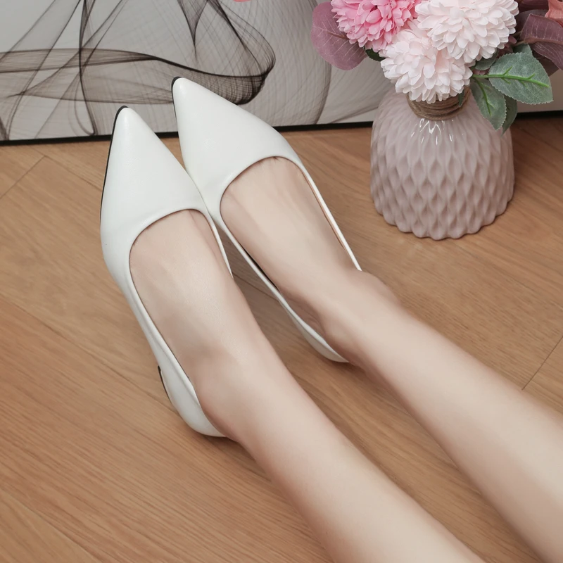 Spring and Autumn 2023 New Women\'s Professional Simple Solid Tone Pointed Toe Shallow Toe Square Heel Low Heel Fashion Shoes