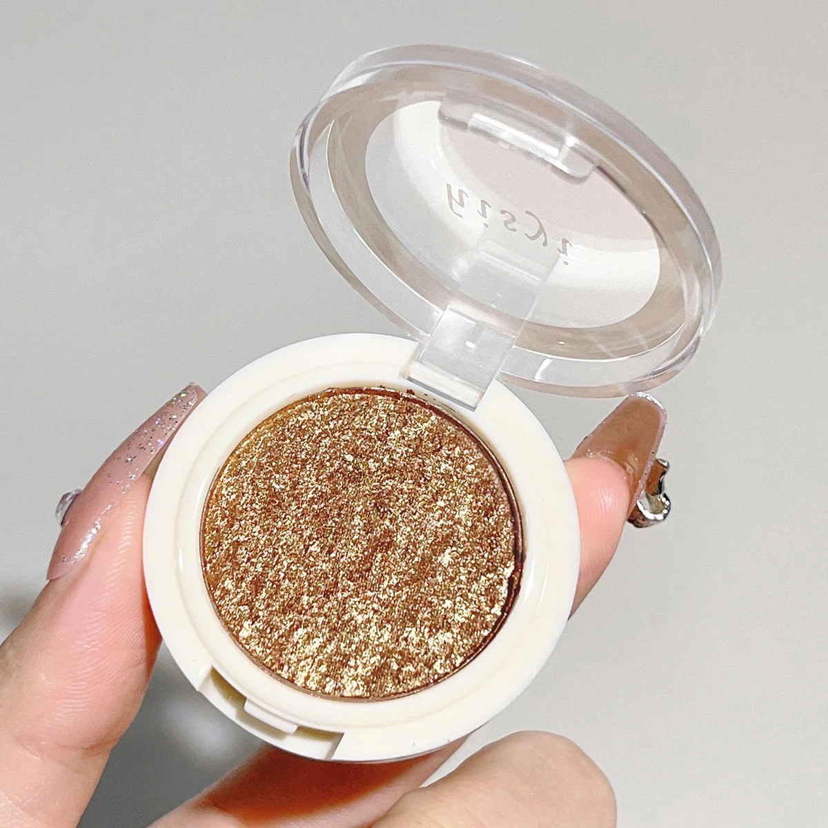 Paleta de sombras de ojos monocromáticas versátiles, efectos mate y brillantes, albaricoque, marrón tierra y Rosa niebla para un aspecto natural