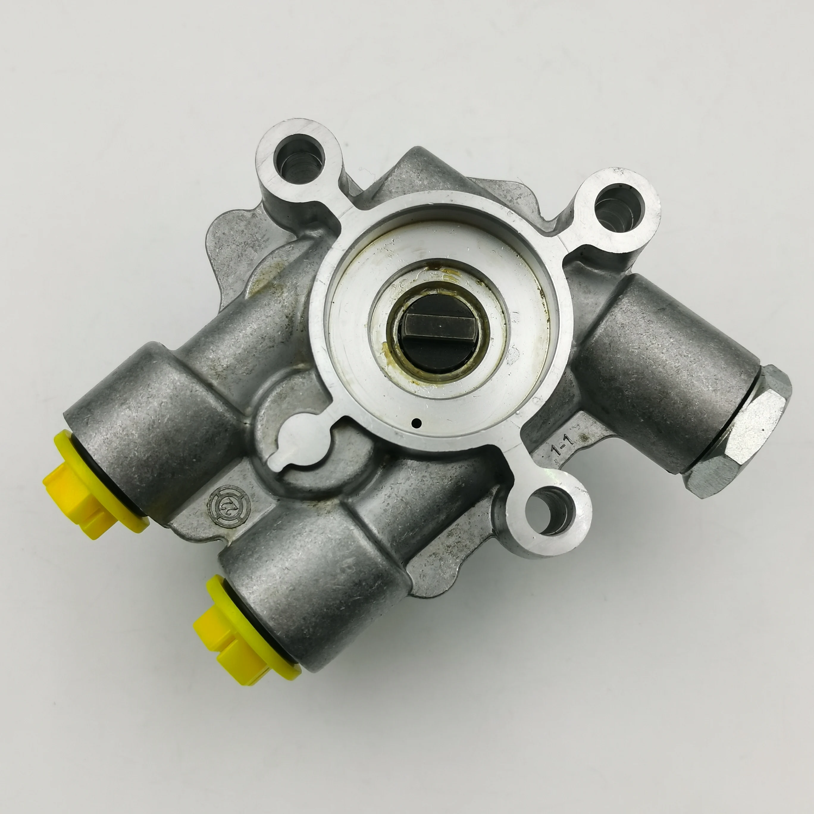 

OE: 1695495 7018955150 1797650 3576671113 7018955161 KS00001392 701895510 Truck Gear Fuel Pump For DAF CF85/XF95/XF105