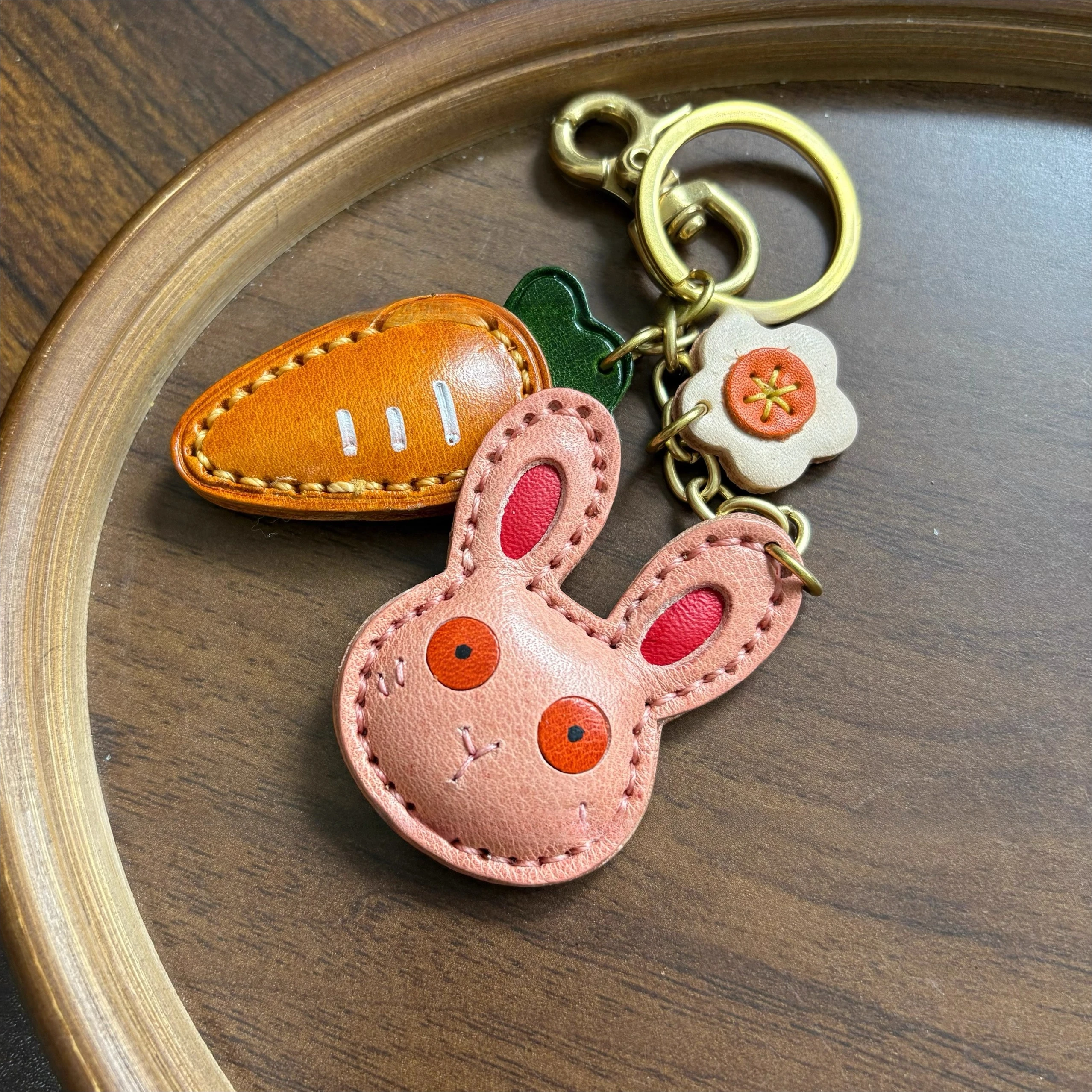 

Top layer cowhide carrot bunny pendant handmade bag pendant car keychain pendant vintage beautiful gift