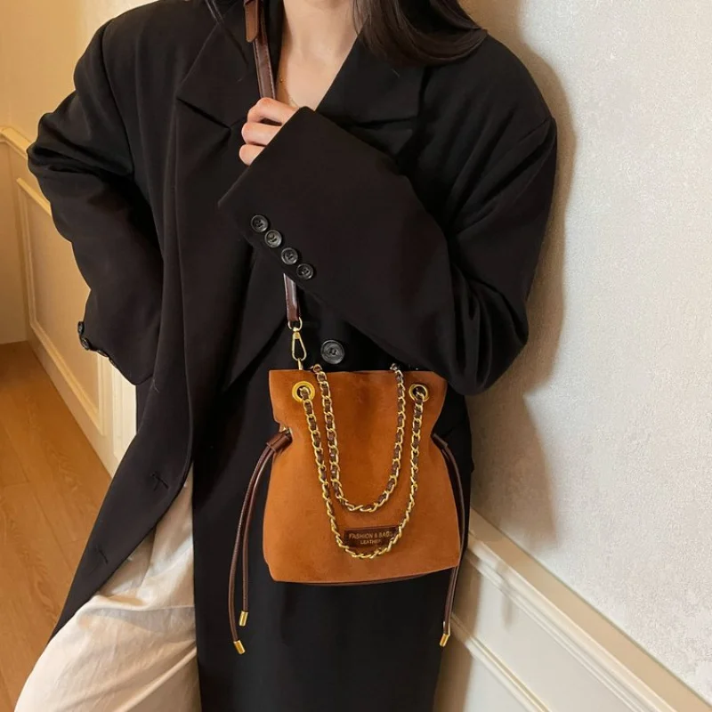 High-End Women Shoulder Bag With Trendy Design Details And Spacious Interior Suitable For Office Outfits​