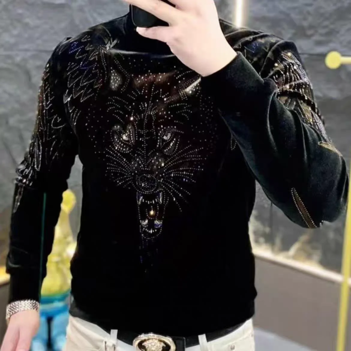 

Новая зимняя стильная мужская модная золотая бархатная рубашка с длинными рукавами и бриллиантовой основой, повседневная темпераментная футболка с головой волка и горячим штампом