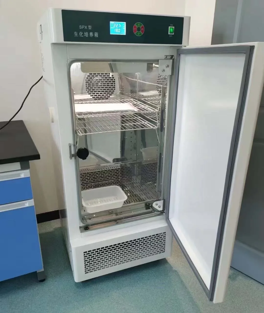 150L معدات حاضنة مختبر الكيمياء الحيوية لمختبر ثقافة الخلايا التحكم في درجة الحرارة الأساسية